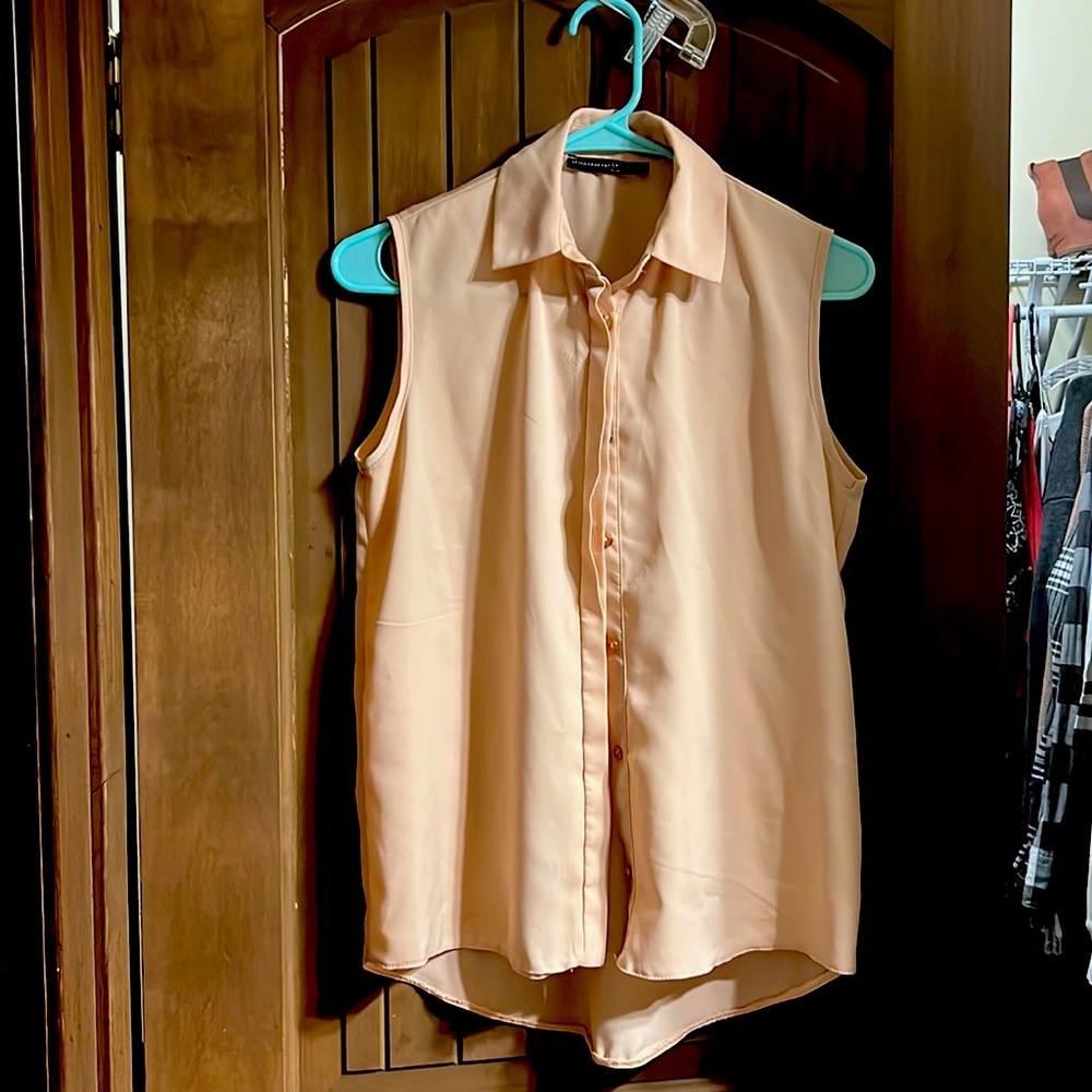 Cream atmosphere sleeveless button down. Good condition!